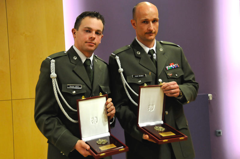 Plaketu za záchranu života převzali od náčelníka Generálního štábu armádního generála Josefa Bečváře dva příslušníci libereckého pluku radiační, chemické a biologické ochrany -  rotný Josef Bobek a četař Roman Jech