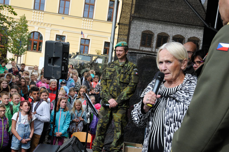 Prezidentka Hnutí Na vlastních nohou - Stonožka Běla Gran Jensen připomněla sedmnáct let spolehlivé spolupráce s vojáky AČR a poděkovala dětem za jejich ochotu pomáhat
