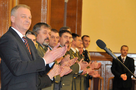 Potlesk čestných hostů patřil nejen účinkujícím žákům základní školy, kteří přišli poděkovat vojákům, ale všem, kteří se vrátili po úspěšné misi z dalekého Afghánistánu