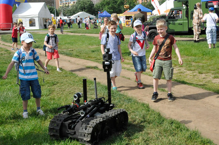 Mnohdy velké překvapení vyvolával pojíždějící pyrotechnický robot Talon mezi návštěvníky.