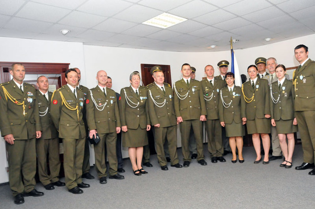 Společná fotografie účastníků slavnostního nástupu s náčelníkem GŠ AČR