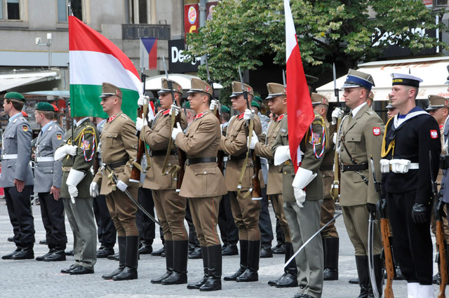 Umění přehlídkové jednotky 32. přehlídkového praporu z Budapešti předvedli v Praze vojáci pod velením poručíka Endre Gombose