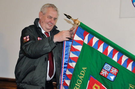 Prezidentská stuha ozdobila bojový prapor libereckých chemiků