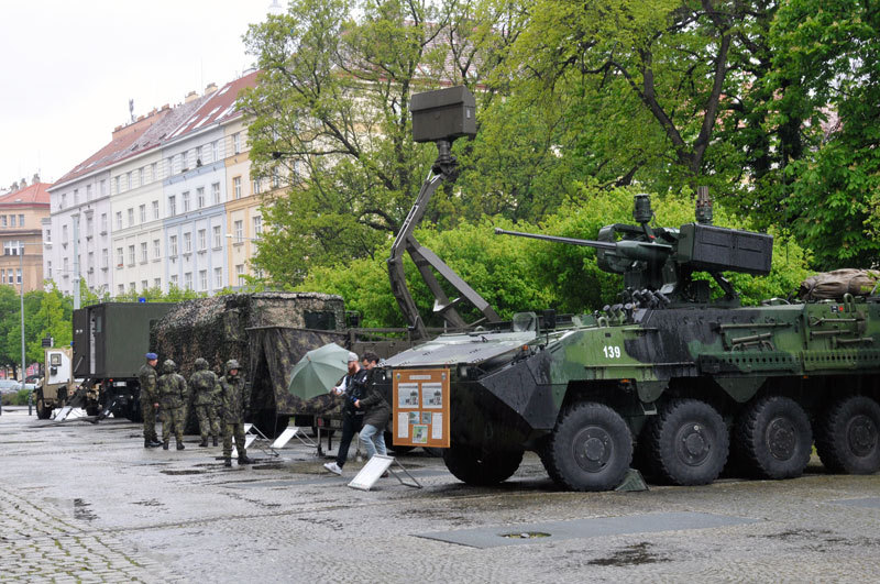 Venkovní expozici techniky nepřálo středeční chladné a deštivé počasí