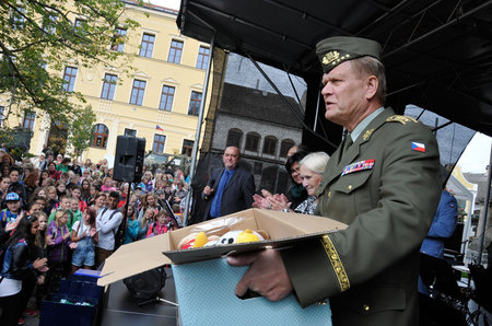 Armádní generál Josef Bečvář převzal další krabici s plyšáky určenou pro děti v africkém Mali, důkaz, že spolupráce se Stonožkou stále pokračuje