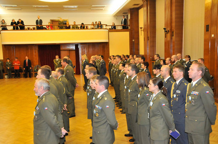 Vojáci, kteří dnes v hlavním sále MO ČR převzali ocenění za misi v Afghánistánu