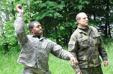 Na zdánlivě jednoduchém hodu granátem na cíl pohořela řada družstev, také poslední družstvo Američanů běželo trestná kolečka