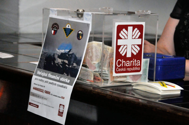 Také o přestávce se pokladnička Charity plnila penězi na dobrou věc. Stužky - samolepky jsou stále k dispozici těm, kteří chtějí pomoci