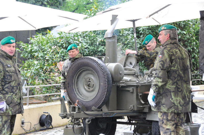 Vojáci z Komorního hrádku předvedli své umění ve vaření guláše na polní kuchyni