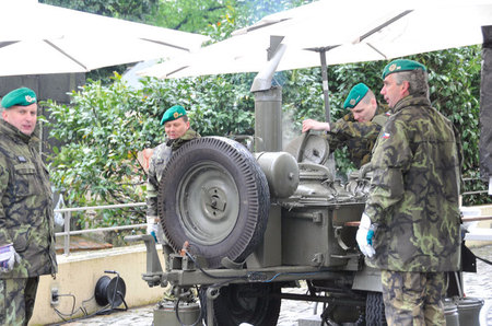 Vojáci z Komorního hrádku předvedli své umění ve vaření guláše na polní kuchyni