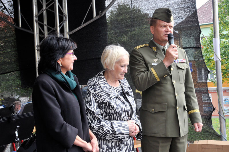 Náčelník GŠ AČR armádní generál Josef Bečvář s Bělou Gran Jensen a manželkou poděkovali všem organizátorům i účinkujícím za příjemný Den s AČR ve Spáleném Poříčí
