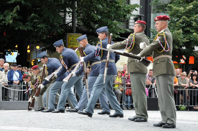 Soldiers of the 2nd company of the Czech Honour Guard, commanded by Warrant Officer Otakar Malek, also receive laud applause
