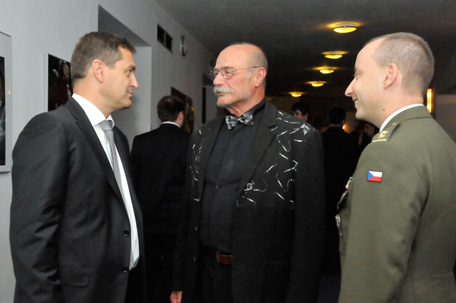 V rozhovoru s předsedou představenstva sparťanského hokejového klubu Petrem Břízou a příslušníkem Aktivní zálohy AČR pplk. Robertem Speychalem jsem zastihl herce Pavla Nového