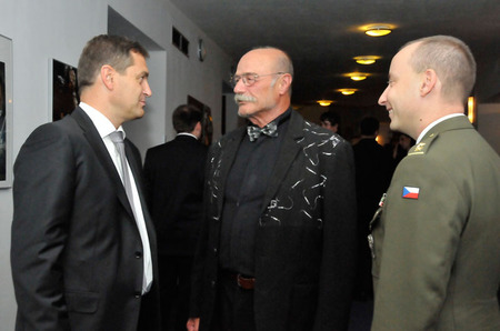 V rozhovoru s předsedou představenstva sparťanského hokejového klubu Petrem Břízou a příslušníkem Aktivní zálohy AČR pplk. Robertem Speychalem jsem zastihl herce Pavla Nového