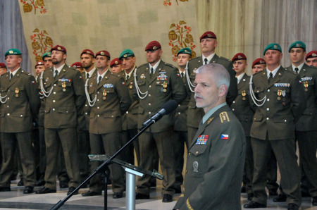 Vojákům poděkoval za odvedenou práci náčelník GŠ AČR generálporučík Petr Pavel