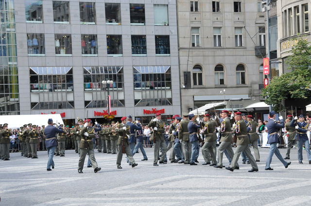 Při závěrečné exhibici Čestné stráže a Ústřední hudby AČR bylo na ploše Václavského náměstí přesně osmdesát účinkujících