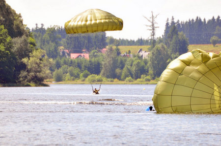 Chrudimští výsadkáři vyzkoušeli nové padáky při přistání na zemi i do vody