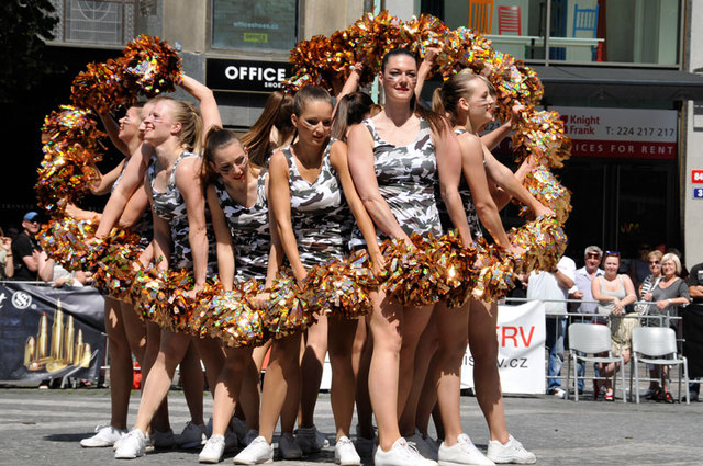 Jistě příjemným překvapením bylo vystoupení mažoretek Chilli Cheerleaders, které v rámci exhibičních vystoupení vojáků zaujaly diváky na Václavském náměstí