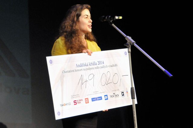 Lenka Huberová z Charity převzala ten večer šek na 149 020,- Kč. Tolik se v průběhu koncertu vybralo peněz pro rodiny padlých vojáků