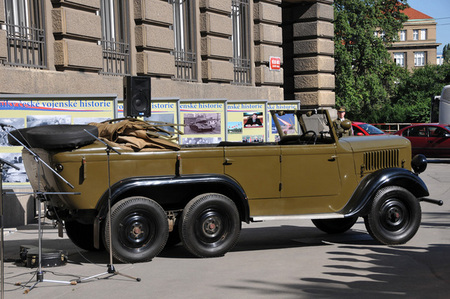Současnou expozici obohatil v její první den historický třínápravový štábní automobil Praga z lešanského vojenského muzea 