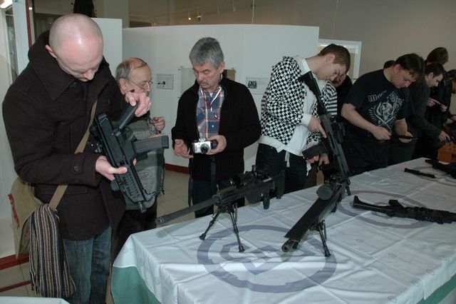 Návštěvníci muzea si prohlíží nové armádní zbraně včetně útočné pušky CZ 805 BREN