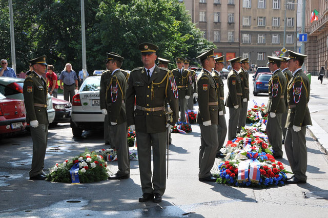 Mezi smutečními věnci, které vojáci Čestné stráže položili k pamětní desce, byl i věnec prezidenta republiky Václava Klause