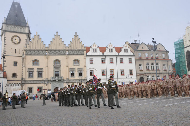 Přinesení bojového praporu jednotkou Čestné stráže AČR na táborské Žižkovo náměstí