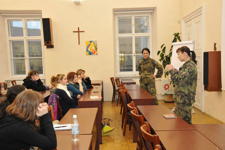 Beseda o ženách v armádě byla hlavním čtvrtečním tahákem