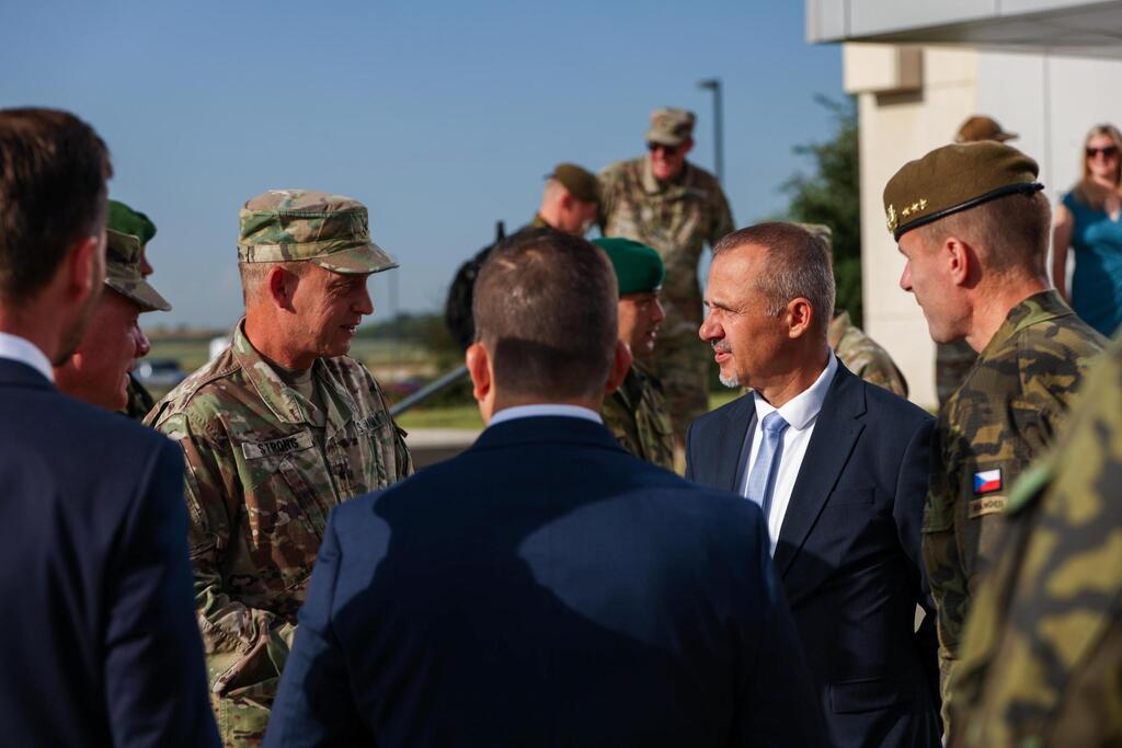NMO a NGŠ v rozhovoru s velitelem nebraské gardy před velitelstvím