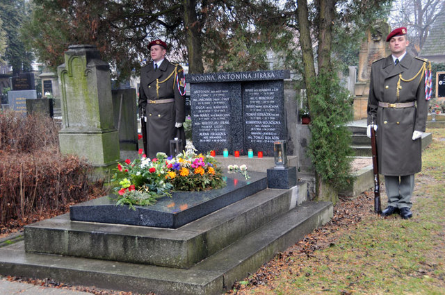 Hrob, ve kterém je uložena urna s ostatky armádního generála Tomáše Sedláčka, na hřbitově v Lázních Toušeň