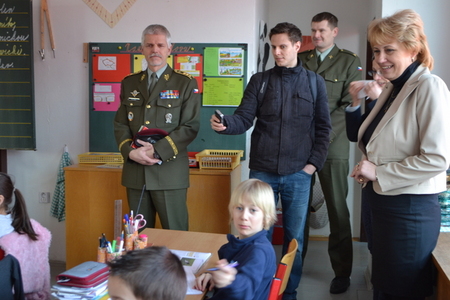 Bezpečný život něco stojí a není samozřejmostí, vysvětlil generál Pavel dětem