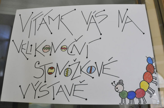 Poutač na nevšední prodejní výstavu na dveřích MŠ Na Smetance v Praze