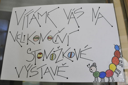 Poutač na nevšední prodejní výstavu na dveřích MŠ Na Smetance v Praze