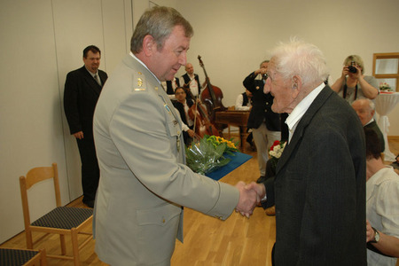 Nejstarší válečný veterán oslavil 105 let