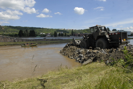Vojáci 15. ženijní brigády zasahují na Císařském ostrově v Praze 