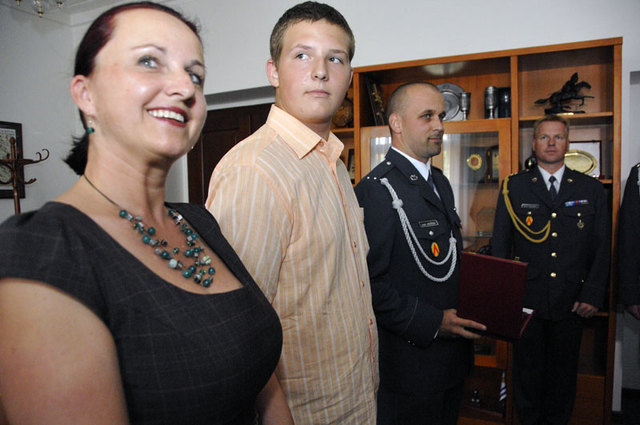 Maminka Dominika Sulka má důvod k úsměvu, desátník Josef Jindříšek pomohl jejímu synovi k návratu do života