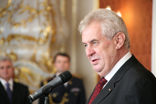 Prezident Miloš Zeman jmenoval celkem devět nových generálů, vojenských bylo pět