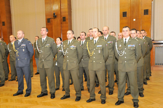 Jeden z celků, který převzal ocenění za afghánskou misi