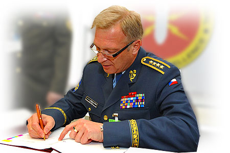 Vojenský výbor NATO v Bruselu za účasti generála Picka