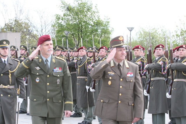 Náčelník GŠ AČR generálporučík Petr Pavel a náčelník GŠ Maďarských ozbrojených sil generál Tibor Benkö při uvítacím ceremoniálu na Čestném dvoře Národního památníku na Vítkově