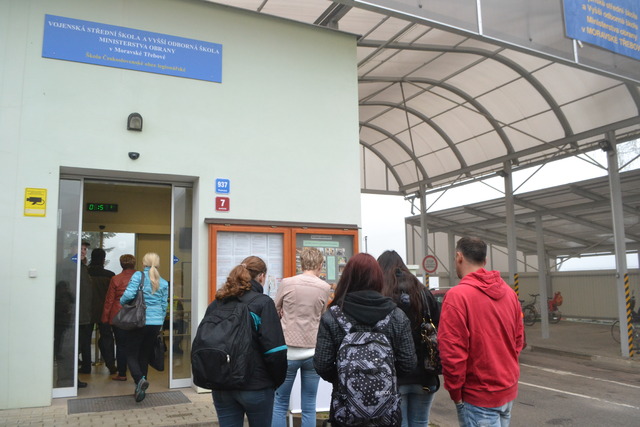 Před bránou školy bylo od rána rušno