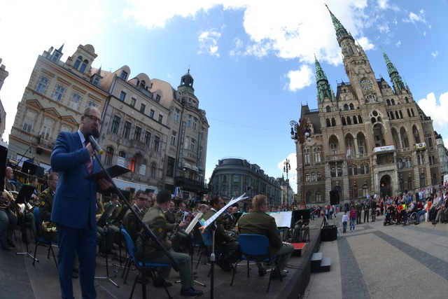 Václav Žmolík v roli moderátora Ústřední hudby AČR
