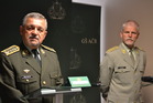 Generálporučík Milan Maxim a armádní generál Petr Pavel na tiskové konferenci