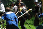 V městském parku probíhala rekonstrukce historické bitvy v podání skupiny historického šermu