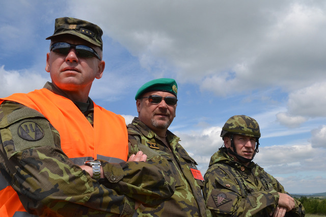 Velitel 7. mechanizované brigády plk. Josef Kopecký, řídící cvičení Strong Campaigner 2014 - velitel Pozemních sil genmjr. Ján Gurník a velitel 4. BÚU, současný velitel 4. brigády rychlého nasazení plk. Miroslav Hlaváč