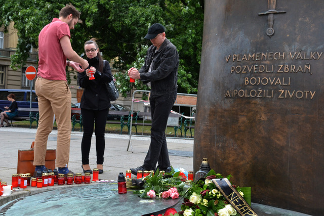 Před budovou Generálního štábu Armády České republiky u Památníku československých zahraničních vojáků zapalují lidé svíčky 1