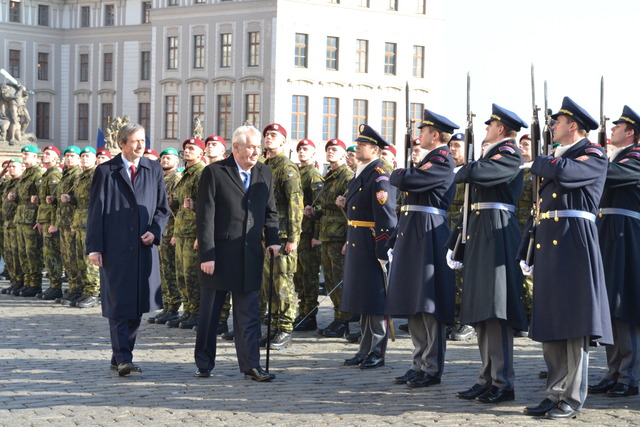Slavnostního aktu přísahy nových vojáků Armády ČR se zúčastnil prezident republiky Miloš Zeman v doprovodu ministra obrany Martina Stropnického