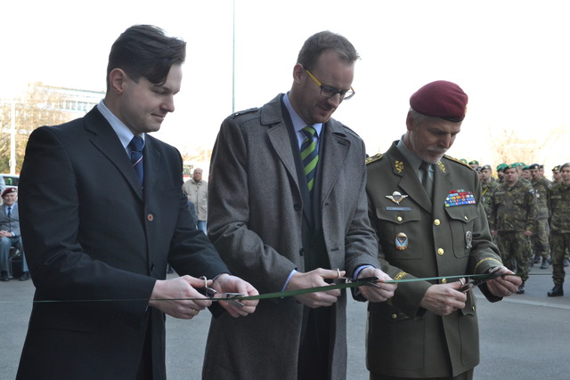 Výstavu slavnostně zahájili Tomáš Kykal, Ondřej Kolář a armádní generál Petr Pavel (zleva)