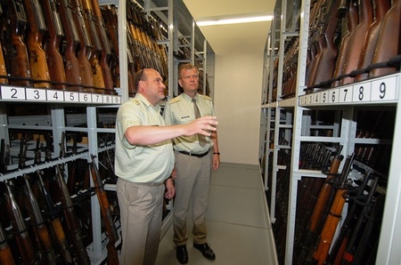 Ředitel Vojenského historického ústavu plukovník Aleš Knížek představuje armádnímu generálovi Josefu Bečvářovi sbírku ručních palných zbraní.