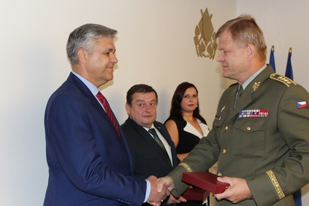 Generál Bečvář ocenil trojici zaměstnanců, která zachránila život svému kolegovi